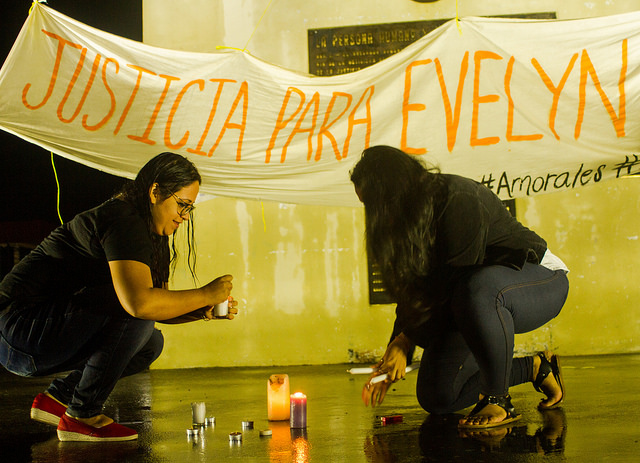 Dos mujeres prenden velas ante el monumento a la Constitución, en la capital de El Salvador, durante una manifestación de protesta la noche del 10 julio, contra la condena a 30 años de cárcel de la joven Evelyn Hernández, acusada de haberse practicado un aborto. Crédito: Edgardo Ayala/IPS