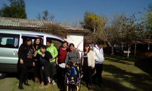 Madres en vulnerabilidad social, junto con sus hijos con diferentes tipos de discapacidad, en Club de Huasos Gil Letelier, al sur de la capital de Chile, donde un programa de la municipalidad de Santiago les brinda equinoterapia, dentro de sus políticas de cuidado. Crédito: Orlando Milesi/IPS