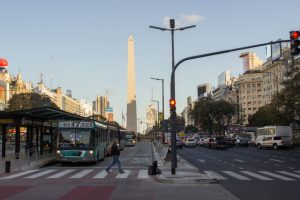La avenida 9 de Julio, con el emblemático Obelisco al fondo, en Buenos Aires. Crédito: Juan Moseinco /IPS