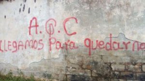 Un grafiti sobre un muro de San José de Apartadó, en Colombia, del grupo armado AGC, descubierto el 11 de julio de 2017 en San José de Apartadó. Crédito: Comunidad de Paz de San José de Apartadó