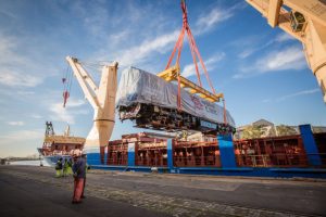 Una de las nuevas locomotoras llegadas de China para modernizar la red ferroviaria de carga de Argentina, mientras era descargada en el puerto de Buenos Aires, en mayo. Crédito: Ministerio de Transporte