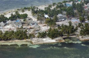 Vista aérea de la aldea de Kolhuvaariyaafushi, en el atolón de Mulaaku, de Maldivas, tras el tsunami de 2004 en el océano Índico. Crédito: Evan Schneider/UN Photo.