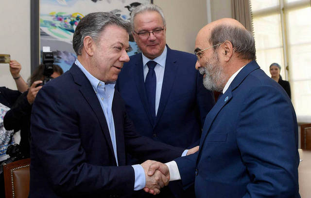 El director general de la FAO, José Graziano da Silva (derecha), saluda al presidente de Colombia, Juan Manuel Santos, en presencia del comisario de la Unión Europea, Neven Mimica. Crédito: Presidencia de Colombia