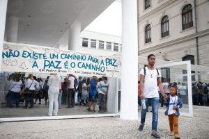 Militares y policías se movilizan hacia una favela de Río de Janeiro, el 21 de agosto, en un gran operativo en ocho de esos barrios hacinados, una de las actuaciones con que las fuerzas de seguridad tratan de combatir el crecimiento de la violencia criminal en la ciudad. Crédito: Vladimir Platonow/Agência Brasil