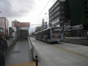 El sistema de trolebuses por corredor dedicado de Quito fue una iniciativa muy aplaudida por reducir la contaminación en la capital de Ecuador. Pero esos buses movidos por rieles aéreos eléctricos han sido sustituidos por unidades de motor diesel, por su menor costo. Crédito: Mario Osava/IPS