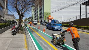 Trabajadores dan los últimos toques a la nueva ciclovía de San José de Costa Rica, en su extremo oriental. Entre sus objetivos está hacer la ciudad más sostenible y mitigar el cambio climático, en un país donde los combustibles fósiles son la mayor fuente de los gases de efecto invernadero. Crédito: Diego Arguedas Ortiz/IPS