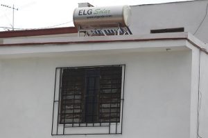 Un calentador solar de agua, instalado en la azotea de una vivienda, en el municipio de Playa, uno de los que conforman La Habana, en Cuba. Crédito: Jorge Luis Baños/IPS
