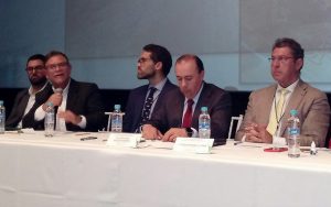 Juan Luis Chaves (segundo a la izquierda), alcalde del municipio y pequeña urbe de Naranjo, en el norte de Costa Rica, mientras exponía su plan de renovación vial durante la XI Cumbre Hemisférica de Alcaldes, en la ciudad de Pachuca, capital del oriental estado mexicano de Hidalgo. Crédito: Emilio Godoy/IPS