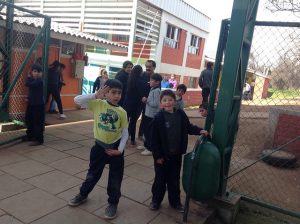 Niños en la entrada de la escuela de Rungue, en Til Til, un municipio de la Región Metropolitana de Santiago, que recibe todos los residuos de la capital chilena. Pese a vivir en una contaminada zona de sacrificio, el centro ha ganado el premio a la excelencia del municipio por segundo año consecutivo. Crédito: Orlando Milesi/IPS