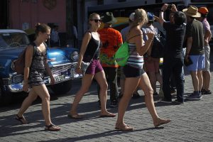 Turistas transitan por una calle del centro histórico de La Habana Vieja, en la capital de Cuba. El boom del turismo en el país, gran dinamizador de la economía, se ve amenazado por las nuevas restricciones a los viajes de los estadounidenses a la isla, anunciadas por Washington. Crédito: Jorge Luis Baños/IPS