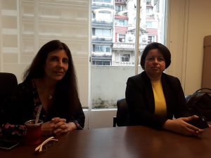 Mariana Herrera, directora del argentino Banco Nacional de Datos Genéticos (izquierda), con Jenny Martínez González, coordinadora del colombiano Proyecto de Búsqueda de Personas No Identificadas en Cementerios. Crédito: Daniel Gutman/IPS