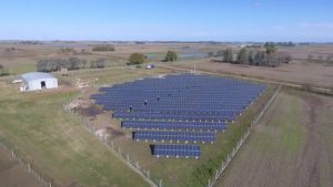 El parque solar fotovoltaico de Arribeños, una localidad de la provincia de Buenos Aires, que este mes de agosto comenzó a inyectar a la red eléctrica argentina 500 kilovatios. Crédito: Cámara Argentina de Energías Renovables