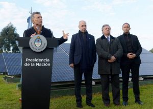 El presidente Mauricio Macri durante la firma de contratos para proyectos de energías renovables, junto a miembros de su gobierno y del de la ciudad de Buenos Aires. Crédito: Presidencia de Argentina