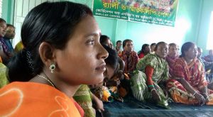 Cuatro grupos de mujeres de las aldeas de Mohalbari, Surail y Damoir en el norte de Bangladesh, participaron en una capacitación de dos días en liderazgo y movilización en Dinajpur para difundir el trabajo de exitosas cooperativas de mujeres que mejoran la vida en el ámbito rural. La mayoría de las 51 mujeres no tenían tierras y procedían de comunidades hindúes, musulmanas e indígenas. Crédito: IFAD.