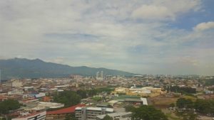 La capital de Costa Rica, San José, es el corazón de una mancha urbana que se extiende por municipios con diferentes autoridades y estructuras administrativas. Crédito: Diego Arguedas Ortiz/IPS