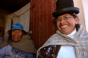 La quechua Delfina Laura y la aymara Flavia Amaru, en una zona rural del altiplano boliviano. Mujeres como ellas son parte de los habitantes rurales de América Latina que más complicado tienen salir de la pobreza. Crédito: Franz Chávez/IPS