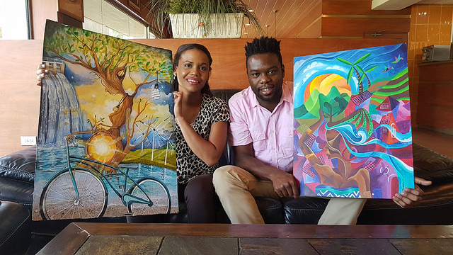Candice Sobers y Seon Thompson, segundo y tercer puesto en el concurso de arte por el Mes de la Energía de la Caricom, muestran las obras con las ganaron. Crédito: Jewel Fraser/IPS