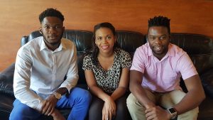 Ganadores del concurso de arte en el Mes de la Energía, organizado por la Caricom, (de izquierda a derecha) Fidelis Iwueke, Candice Sobers y Seon Thompson. Crédito: Jewel Fraser/IPS.