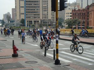 Un millón de personas usan cada domingo las ciclovías recreativas, que cierran algunas calles principales de Bogotá, como sucede también en Ciudad de México, que integran las iniciativas de las autoridades de diferentes ciudades de América Latina para impulsar comportamientos sostenibles de la ciudadanía en tiempos de cambio climático. Crédito: Helda Martínez/IPS