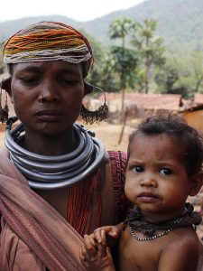 Uno de los pueblos con menor contacto con el mundo exterior, la comunidad bonda, forma parte del corredor Rojo, donde están activos los insurgentes de extrema izquierda y donde los planes del gobierno en materia de educación, salud y saneamiento han tenido muy poco impacto. Crédito: Manipadma Jena/IPS.