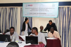 Funcionarios del gobierno de Santa Lucía se familiarizan con las herramientas meteorológicas. En ese contexto usarán las herramientas para evaluar desarrollos planificados y condiciones climáticas durante seis meses para suministrar datos e información que puede usarse en varios proyectos. Crédito: Zadie Neufville/IPS.