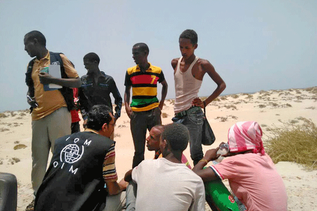 El personal de la Organización Internacional de las Migraciones (OIM) asiste a migrantes etíopes y somalíes lanzados por la borda por los traficantes de personas. Crédito: OIM.