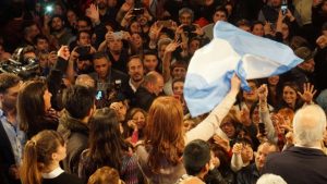 La expresidenta Cristina Fernández, candidata a senadora por la provincia de Buenos Aires, saluda a sus entusiasmados partidarios. El triunfo en ese distrito electoral, que concentra la mayor población del país, está pendiente del recuento de 4,32 por ciento de los votos, cuando a ella y al aspirante de la alianza gubernamental le separan un puñado de votos. Crédito: Unidad Ciudadana