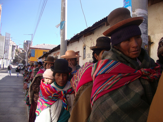 Índigenas de los Andes hacen fila para solicitar ayuda en un pueblo del departamento de Puno en Perú. Crédito: Milagros Salazar/IPS.