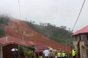 En Sierra Leona, en la parte del Mount Sugar Loaf, en la localidad de Regent, las grandes inundaciones causaron un deslizamientos de terreno. Crédito: Ngozi Cole/IPS.