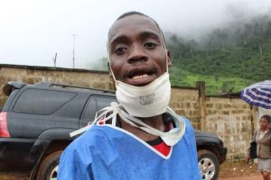 Abu Sesay es uno de los voluntarios que ayudaron en las tareas de socorro en la localidad de Regent, en Sierra Leona. Crédito: Ngozi Cole/IPS