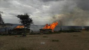 Una columna de humo sale de una choza mazái, incendiada en el área de Loliondo, en Tanzania, el de agosto de 2017. Crédito: Cortesía de IWGIA.