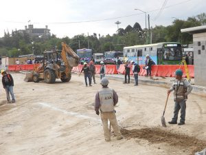 Con el castillo de Chapultepec y su bosque urbano al fondo, unas obras para mejorar la movilidad en esa emblemática zona de Ciudad de México contribuyen a empeorar el tráfico vehicular, uno de los factores que más contribuyen a la contaminación sónica en la capital de México. Crédito: Emilio Godoy/IPS