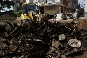 Trabajadores y vecinos laboran en la limpieza de las calles tras el paso del huracán Irma por La Habana, en Cuba. Crédito: Jorge Luis Baños/IPS