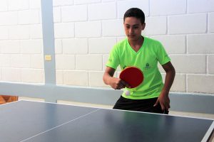 Jefrey Sierra, de 13 años, nunca imaginó que sería parte de la selección nacional de tenis de mesa y ahora se atreve a soñar con ser entrenador, ir a la universidad y ser alguien importante, pese a vivir en uno de los barrios más pobres de la capital de Honduras. Crédito: Thelma Mejía/IPS