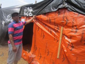 José Giovanni Moreira, emigrante del Nordeste seco y pobre de Brasil, delante de su tienda en la Ocupación Pueblo sin Miedo, donde lucha por su derecho a una vivienda para "huir del alquiler", cuyo costo casi le impide alimentar a sus hijos, en São Bernardo do Campo, parte de la Región Metropolitana de São Paulo. Crédito: Mario Osava/IPS