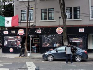 Un bar en un barrio del centro-oeste de Ciudad de México. Los establecimientos comerciales, en especial los bares y otros espacios de ocio, son los mayores responsables del ruido en la metrópoli mexicana. Crédito: Emilio Godoy/IPS