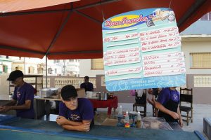 Empleados aguardan la llegada de clientes en uno de los puntos de venta de alimentos habilitados por el Estado para los residentes de las zonas más afectadas por las inundaciones costeras ocasionadas por el huracán Irma, en el barrio del Vedado, en la capital de Cuba. Crédito: Jorge Luis Baños/IPS