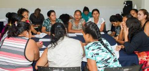 Mujeres de comunidades rurales del valle del Jiboa, debaten durante un foro en San Vicente, en el centro de El Salvador, sobre el impacto de la escasez de agua en esa ecorregión. Ellas son las mayores impulsoras de la instalación en sus aldeas de un sistema de cosecha de agua de lluvia, por la mejora que supone para su vida y la de sus familias. Crédito: Edgardo Ayala/IPS