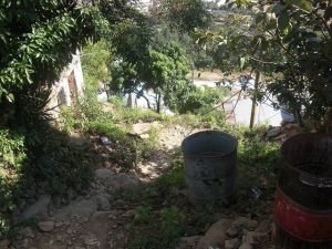 Así se veía el entorno del barrio Ramón Amaya Amador antes de pasar a ser beneficiado por el programa de intervención e inclusión social efectuado en la capital de Honduras. Sus calles enlodadas y las dificultades de sus habitantes para transitar, le valió el nombre de “El Pantanal”. Crédito: Thelma Mejías/IPS