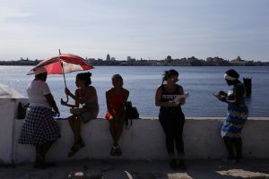 Un cartel institucional de promoción de las elecciones generales 2017-2018 durante la asamblea de nominación de candidatos a delegados al Poder Popular en Cuba, en el barrio de Nuevo Vedado, en La Habana. Crédito: Jorge Luis Baños/IPS