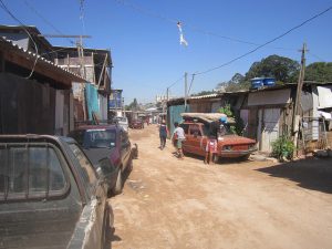 Uno de los callejones de la Ocupación Parque del Ingenio, en el barrio Capão Redondo, en el extremo sur de la Región Metropolitana de São Paulo, donde se expande la megaciudad brasileña, y un grupo de familias recién asentadas luchan por la entrega de un terreno donde instalar una comunidad. Crédito: Mario Osava/IPS