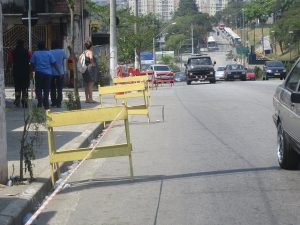 Los accesos al campamento de los sin techo, en la sureña ciudad brasileña de São Bernardo do Campo, fueron bloqueadas por la policía municipal, ante el rechazo de la alcaldía a la ocupación. Los vehículos no pueden ingresar y quienes quieren donar agua, alimentos o ropa deben cargarlos al hombro más de 100 metros. Crédito: Mario Osava/IPS