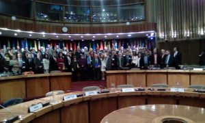 Foto de familia de la reunión preparatoria de América Latina y el Caribe para la negociación de un Pacto Mundial sobre la Migración, donde los derechos humanos de los migrantes, la inclusión social y la lucha contra todas las formas de discriminación como el racismo, la xenofobia y la intolerancia fueron tema de debate. Crédito: Cortesía de Orlando Milesi