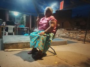 Crimilda espera en la calle que el gobernador José Murat y el presidente Enrique Peña Nieto, lleguen a ver su casa destruida. Crédito: Diana Manzo/Pie de Página