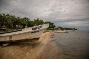 En San Dionisio del Mar, donde se dio la alerta de tsunami, los pobladores tuvieron que huir a los cerros; ahora no tienen casa ni forma de trabajo. Crédito: Diana Manzo/Pie de Página