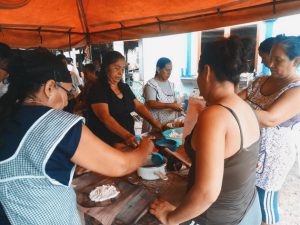 Las mujeres han tomado el control de la recuperación y en muchos lugares organizan cocinas para los afectados. Crédito: Diana Manzo/Pie de Página