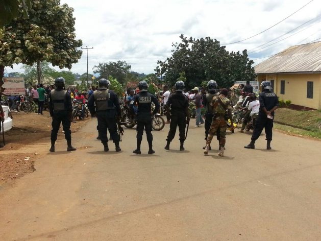 La policía impide el paso a los manifestantes hacia un edificio gubernamental en en Kumba, en la zona Sur-Oeste de Camerún, en el marco de una crisis política en la región angloparlante. Crédito: Mbom Sixtus/IPS.