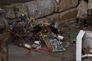 Desmontaje de desperdicios electrónicos en Bengaluru, India. Crédito: Victorgrigas/Creative Commons.