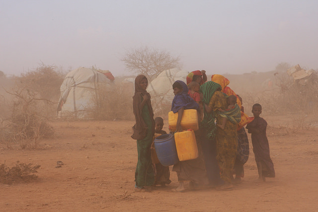 Mujeres y niños en medio de una tormenta de arena en un campamento de desplazados, 60 kilómetros al sur de la ciudad de Gode, a donde solo se llega por un sendero en medio de un paisaje seco. Crédito: James Jeffrey/IPS