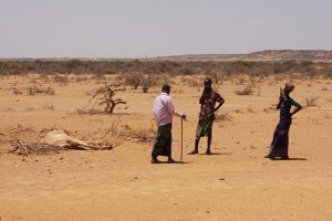 Pastores desplazados inspeccionan un camello muerto a las afueras de un asentamiento para personas desplazadas en la región de Gode. Crédito: James Jeffrey/IPS